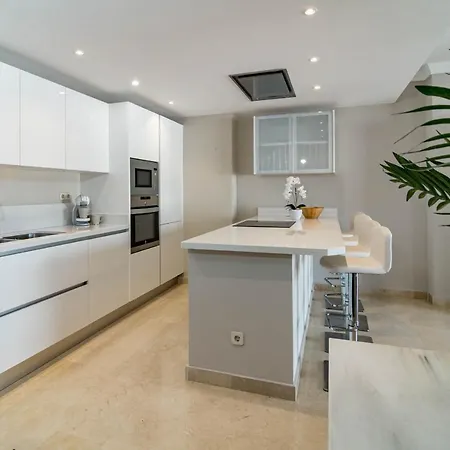 Captivating Coastal Townhouse In Aloha Pueblo With Amazing Mountain Views Holiday home Marbella